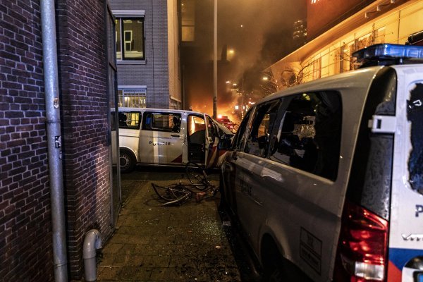 Sukob policije i prosvjednika protiv korona mjera u Rotterdamu