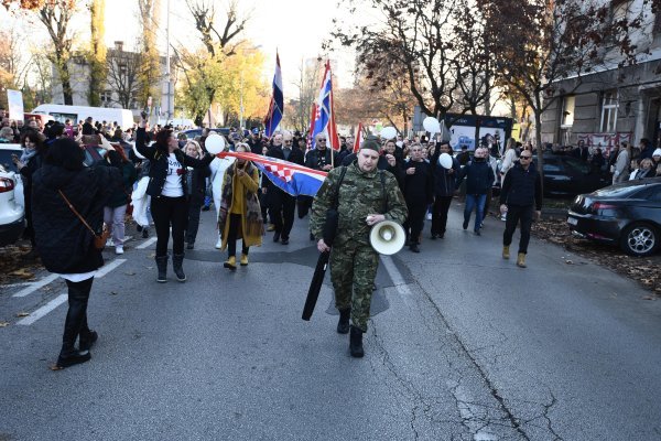 Prosvjednici protiv covid potvrda krenuli s Trga Francuske Republike prema Trgu bana Jelačića