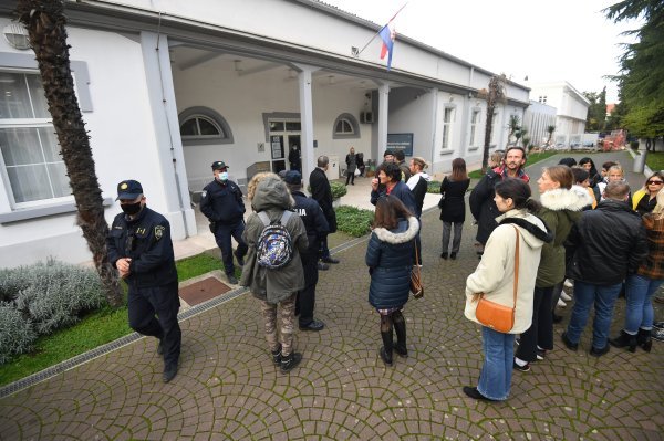 Podrška građana knjižničarki koja se protivi covid potvrdama