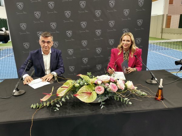 Ugovor su potpisali Tomislav Miletić, direktor generalnog zastupnika za marke Peugeot, Citroën i DS Automobiles za Hrvatsku te naša tenisačica Donna Vekić