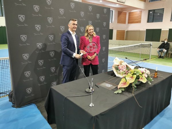 Ugovor su potpisali Tomislav Miletić, direktor generalnog zastupnika za marke Peugeot, Citroën i DS Automobiles za Hrvatsku te naša tenisačica Donna Vekić