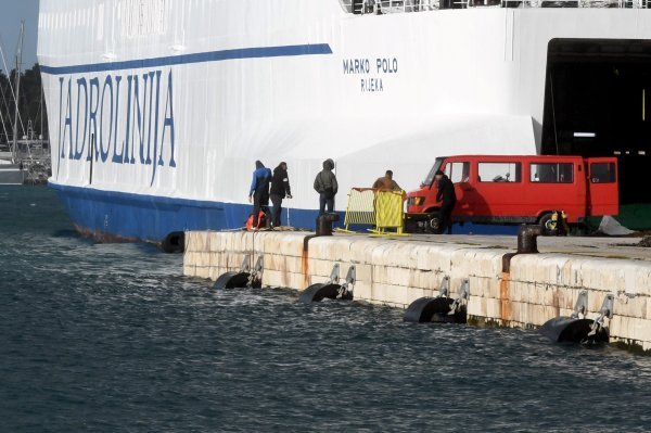 Izvlačenje kamiona iz mora