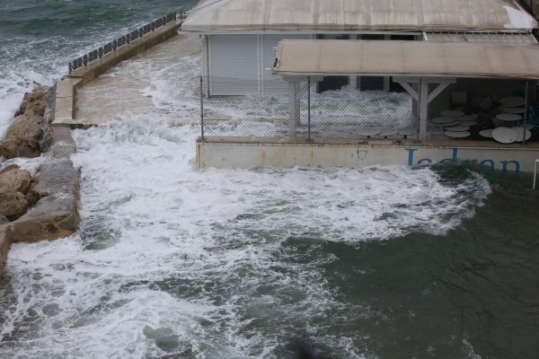 Jako jugo i veliki valovi u Splitu