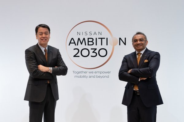 Izvršni direktor Nissana Makoto Uchida (lijevo) i glavni izvršni direktor Nissana Ashwani Gupta