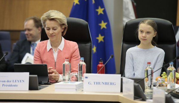 Švedska klimatska aktivistica Greta Thunberg sjedi pored predsjednice Europske komisije Ursule von der Leyen