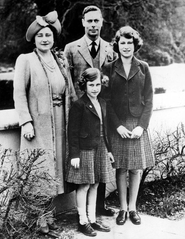 Kralj i kraljica s princezama Elizabetom i Margaret 1940. godine