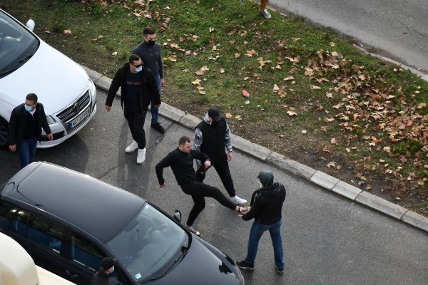 Tučnjava u Novom Sadu za vrijeme masovnog prosvjeda