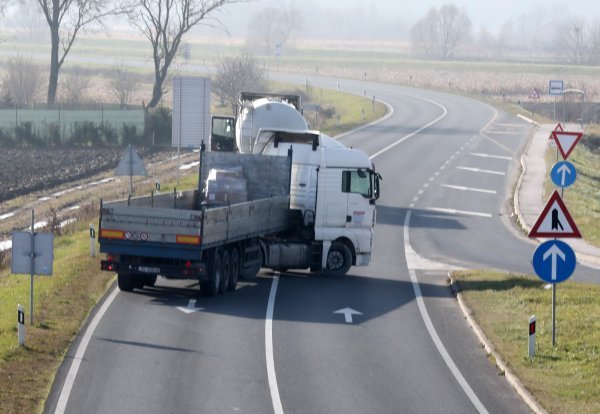U prometnoj nesreći na Zagorskoj magistrali smrtno je stradala jedna osoba