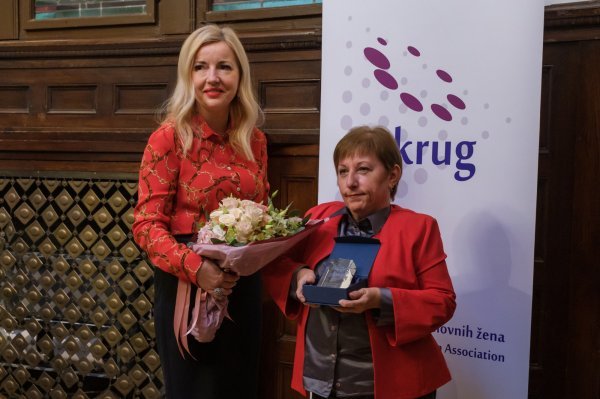 Dobitnica Eva Mraz i Margareta Mađerić