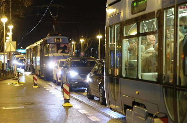 Na križanju Savske i Vukovarske ulice došlo do puknuća vodovodne cijevi