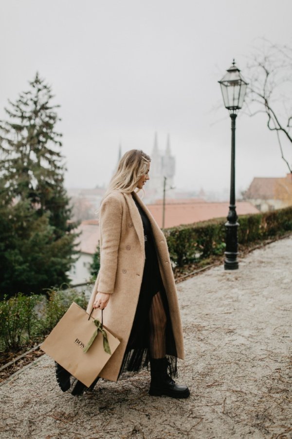 Patrizia Pepe suknja, prije 1.856,00 kn – 35%, sada 1.206,00 kn Patrizia Pepe kaput, prije 3.572,00 kn – 35%, sada 2.322,00 kn; Corso Roma, Formentini čizme, prije 1.254,00kn – 35%, sada 808,00 kn; Guess vesta, prije 649,00 kn – 35%, sada 419,00 kn