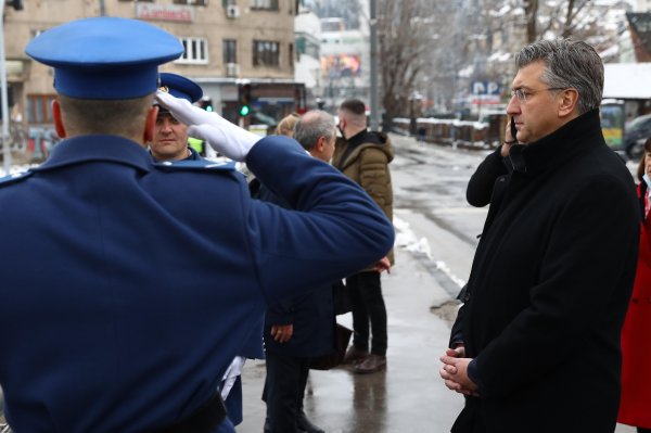 Sarajevo: Andrej Plenković položio cvijeće na mostu "Suade i Olge"