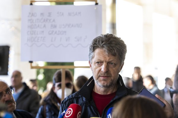 Zakupci s Pazara održali prosvjed pred sjednicu Gradskog vijeća