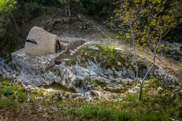 Paviljon je sa svojim šumskim vrtom prirodni zaklon putniku, šetaču i prolazniku. On je i mjesto za druženje ili tišinu. Na datume godišnjih ekvinocija – zbog specifičnoga položaja južnoga prozora – posjetitelj ima priliku doživjeti susret i igru sunčevih zraka i vode (Rijeka 2020 - Europska prijestolnica kulture)