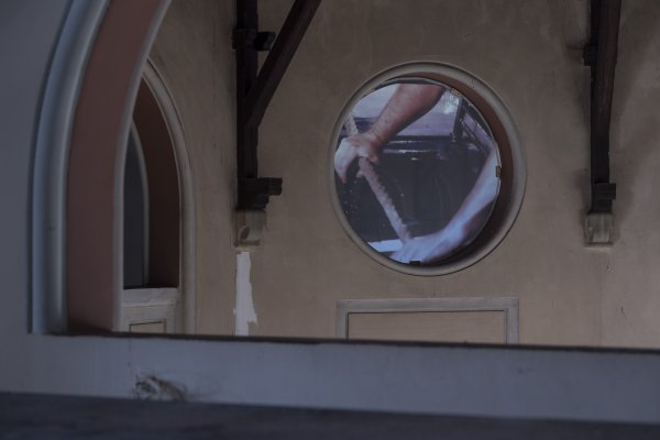 Rad Pavela Mrkusa na Riječkoj ribarnici - 'Meštri'. Digitalne slike i zvučna kompozicija prelijevaju se, poput valova mora, iznad glasova prodavača i kupaca (Rijeka 2020 - Europska prijestolnica kulture)