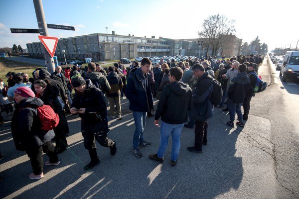 Okupljanje prosvjednika protiv covid mjera pred zatvorom u Remetincu