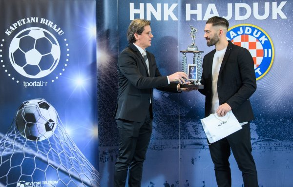 Marko Livaja prima nagradu Kapetani biraju od kovinara tportala Silvija Škrleca