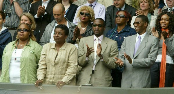 Finale Wimbledona 2003. sa sestrama Williams - majka Oracene (2. red, sredina), sestra Yetunde (desno od majke), sestre Isha i Lyndrea (prvi red slijeva)