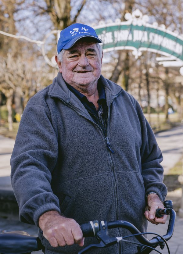 Umirovljenik Janko Vidović svakodnevno promatra radove u svom gradu, a za razliku od dijela njegovih sugrađana, on je imao sreću da mu je kuća ostala u komadu