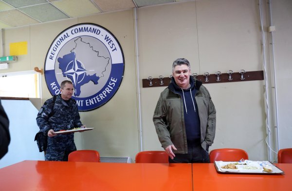 Milanović s hrvatskim vojnicima ručao bakalar koji je donio iz Hrvatske