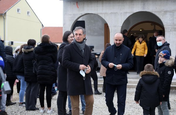 Milorad Pupovac i Boris Milošević na otvorenju hrama Svetog Spiridona Čudotvorca u Petrinji
