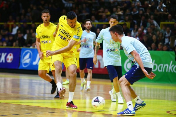 Polufinalna utamica malonogometnog turnira 'Četiri kafića', Kauri - Camel