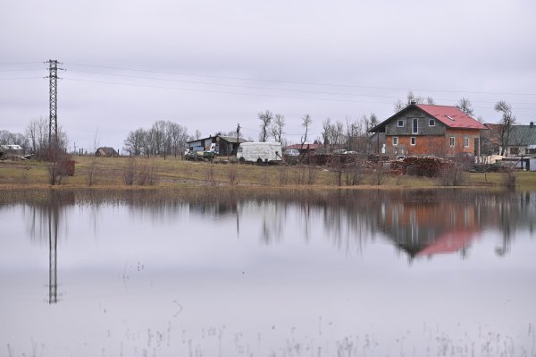 Visoki vodostaj zaprijetio kućama i gospodarskim objektima u okolici Gospića