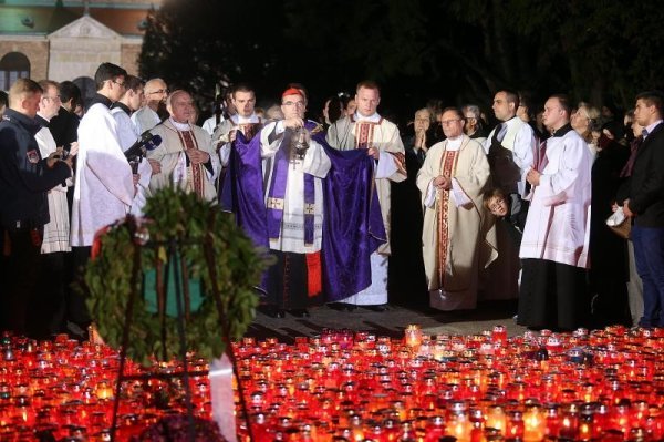 Procesija i molitva kardinala Bozanića kod Središnjeg križa na Mirogoju (3)
