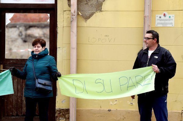 Petrinjci dočekali Plenkovića zvižducima i transparentima