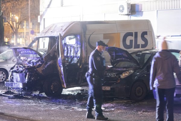 U Zagrebu izgorio dostavni kombi