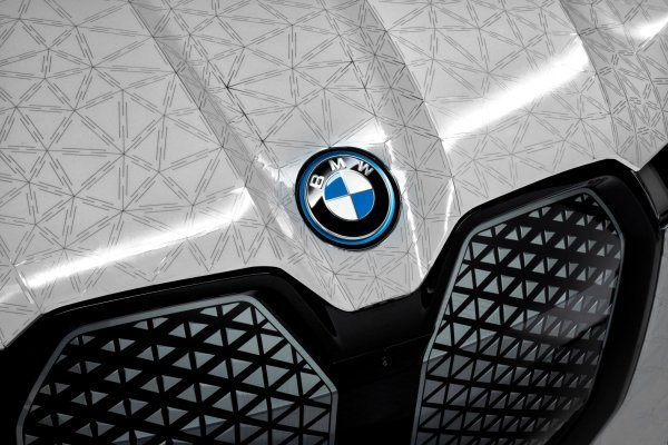 BMW iX Flow s E Ink može mijenjati svoju nijansu boje na zahtjev vozača