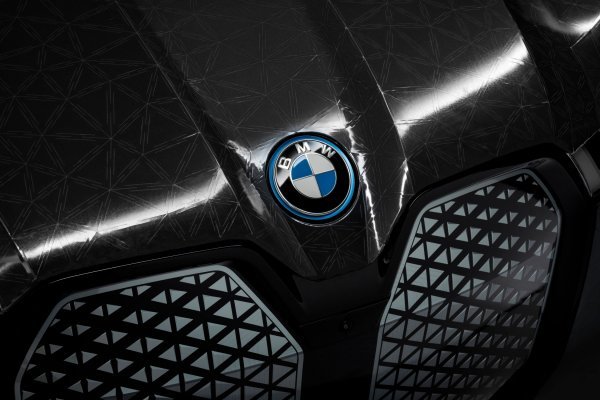 BMW iX Flow s E Ink može mijenjati svoju nijansu boje na zahtjev vozača