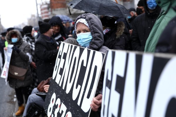 Građani se okupili prosvjedujući ispred zgrade ureda Visokog predstavnika u BiH