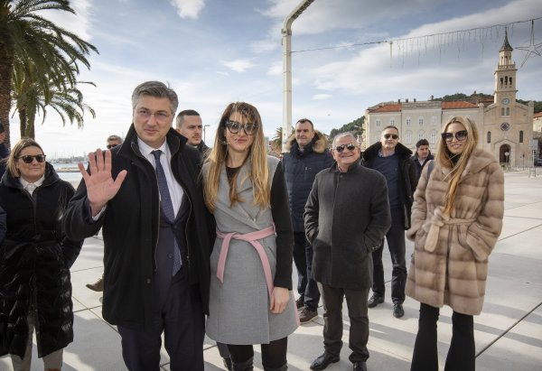 Premijer Andrej Plenković sa suradnicima prošetao splitskom Rivom