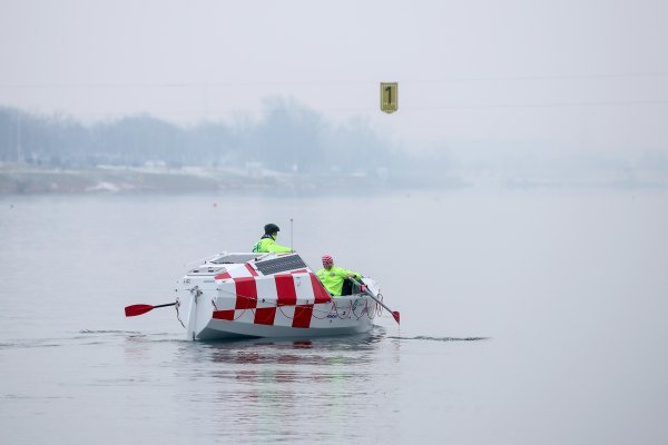 Porinut čamac Fenix kojim će dvojica časnika veslati preko Atlantskog oceana