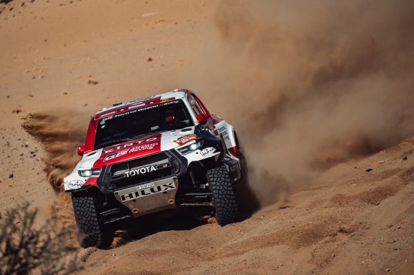 Nasser Al-Attiyah s Toyotom GR DKR Hilux T1+ vodi na reliju Dakar 2022