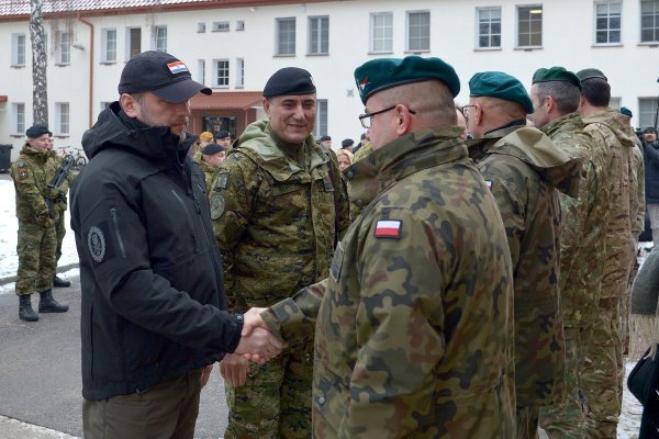 Ministar Mario Banožić s pripadnicima 8. HRVCON-a u Poljskoj
