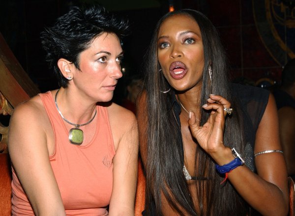 Ghislaine Maxwell (s Naomi Campbell) nekada je pripadnica elite, miljenica visokog društva u Londonu i New Yorku