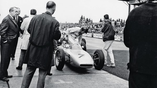 Porsche je već bio u Formuli 1: Nürburgring, kvalifikacije za Veliku nagradu Njemačke 1962. i vozač Dan Gurney u bolidu Porsche 804