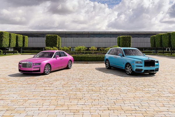 Rolls-Royce Cullinan Black Badge i Ghost Black Badge (lijevo)