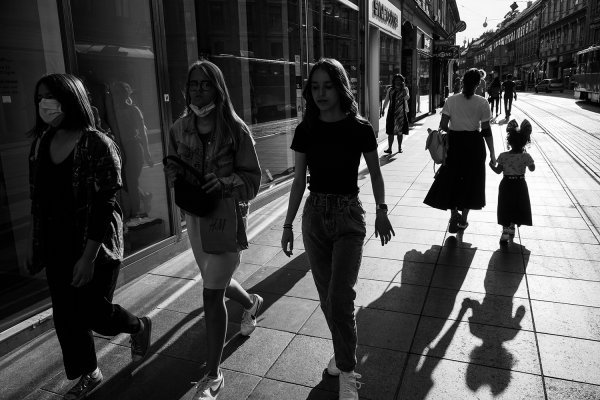 Pri radu s crno-bijelom fotografijom autor više pažnje posvećuje sjenama, oblicima i poziciji izvora svjetla. Navedeno, kaže, pokušava uklopiti u cjelinu