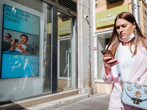 Na ovoj fotografiji lijepo se vidi kako Smok prema detalju u pozadini (u ovom slučaju plakatu u izlogu) određuje kompoziciju i sadržaj svoje fotografije 