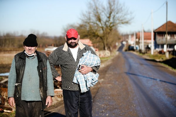 Snimljeno 31.12.2021. u Majskim Poljanama. Na Staru godinu sablasno prazne ulice, razrušene kuće uz tek pokojeg prolaznika ili kućnog ljubimca. I jedno gradilište gdje vrijedne ruke ne odmaraju nego podižu iznova novu kuću na mjestu gdje je stara stradala od potresa