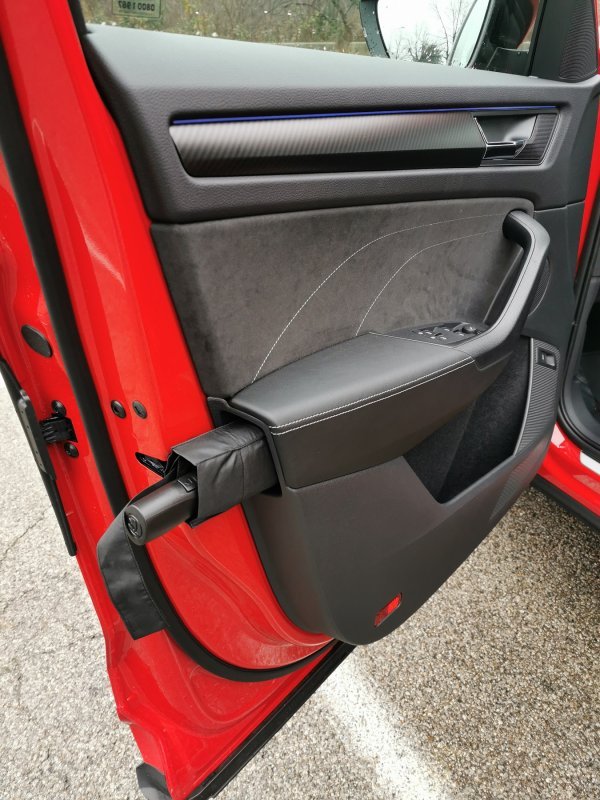 Škoda Kodiaq SportLine 2.0 TDI 4x4 DSG - kišobran u vratima je jedno od Simply Clever rješenja Škode