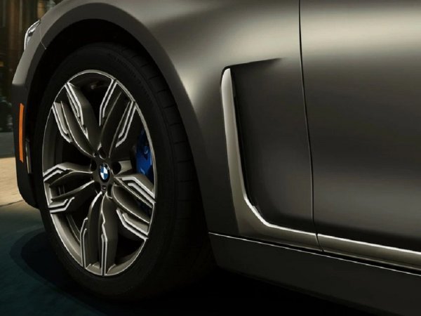 Final V12 serija je bazirana na modelu BMW M760i xDrive