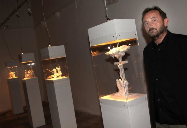 Nikola Džaja snimljen 2011. godine na otvaranju svoje izložbe 'Križni put' u šibenskoj galeriji Sv. Krševana