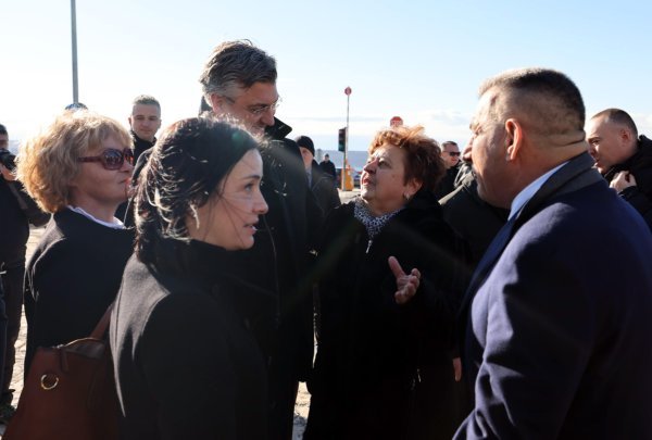 Plenković i Gotovina položili vijence kod Spomen obilježja na Maslenici