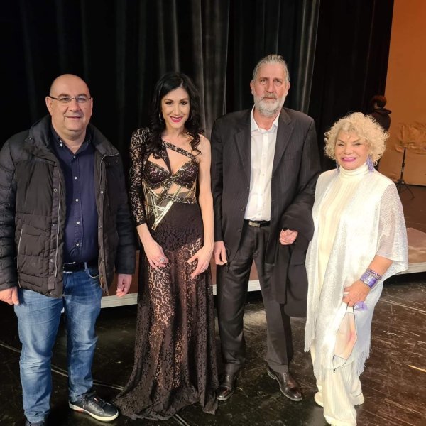 Ana Rucner s gradonačelnikom općine Larnaca Andreas Vyras, direktorom općine za kulturu Akisom Ioanu i svojom ciparskom agenticom Reom Ioannidou