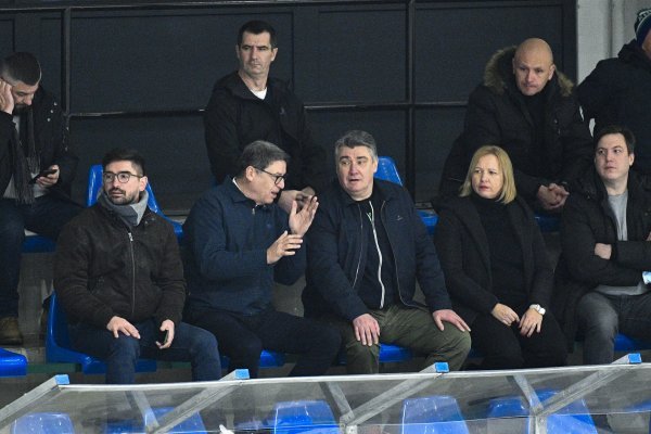 Predsjednik Zoran Milanović pratio utakmicu hokeja na ledu IHPL, seniori, Sisak - Bled