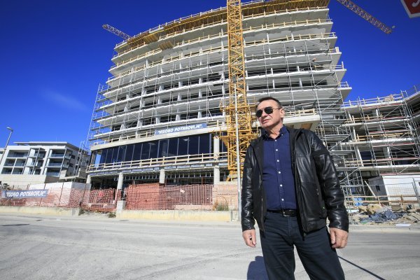 Zvonko Kotarac ispred hotela Amfora na Žnjanu 2019.